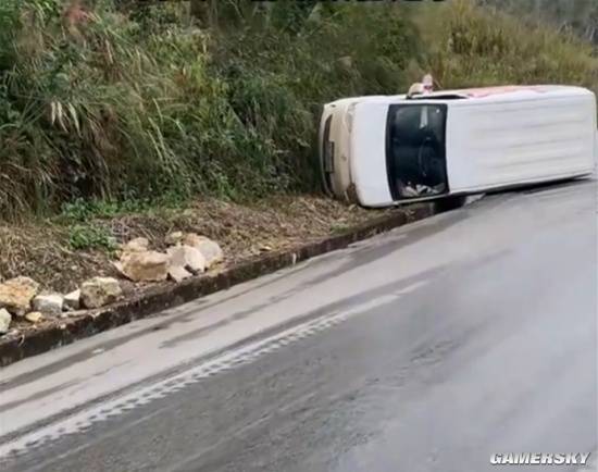 车翻人未伤，司机竟在驾驶室淡定打游戏 - 冰河游戏专辑封面