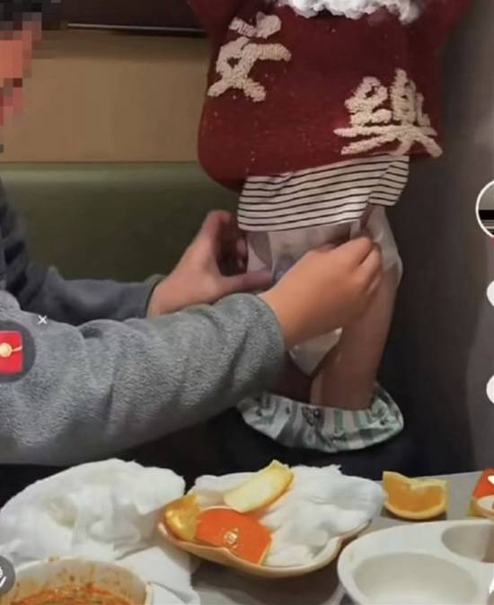 火锅里扔尿不湿，两岁幼童家长面临怎样的处罚？ 封面图 - 冰河游戏