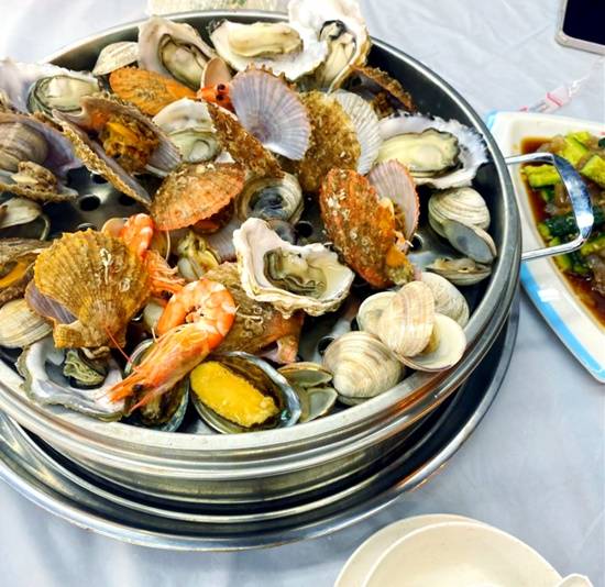 游客打车被拉去高价海鲜店，没想到司机和饭店背后有猫腻 封面图 - 冰河游戏