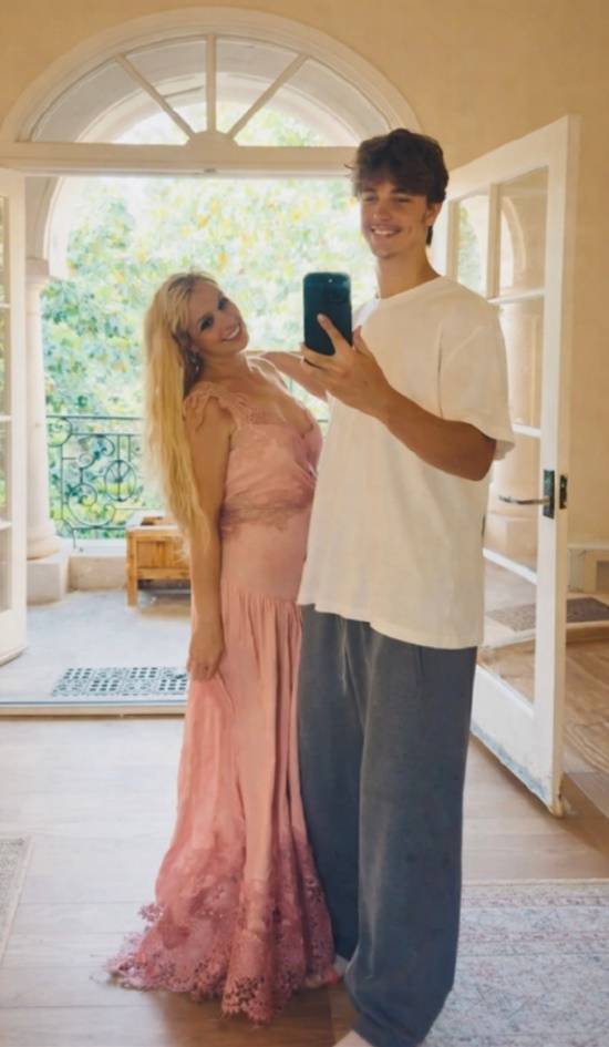 44岁布兰妮与19岁儿子合影，背后竟藏着这段纠缠往事 封面图 - 冰河游戏