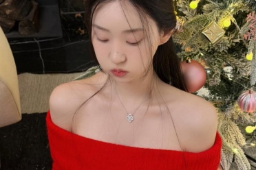 《剑星》体模申才恩新美照：红色毛衣半露迷人香肩！ 封面图 - 冰河游戏